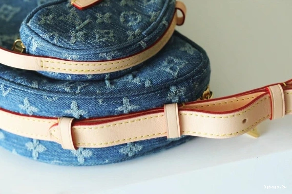 MM Croissant VUITTON LOUIS 0322